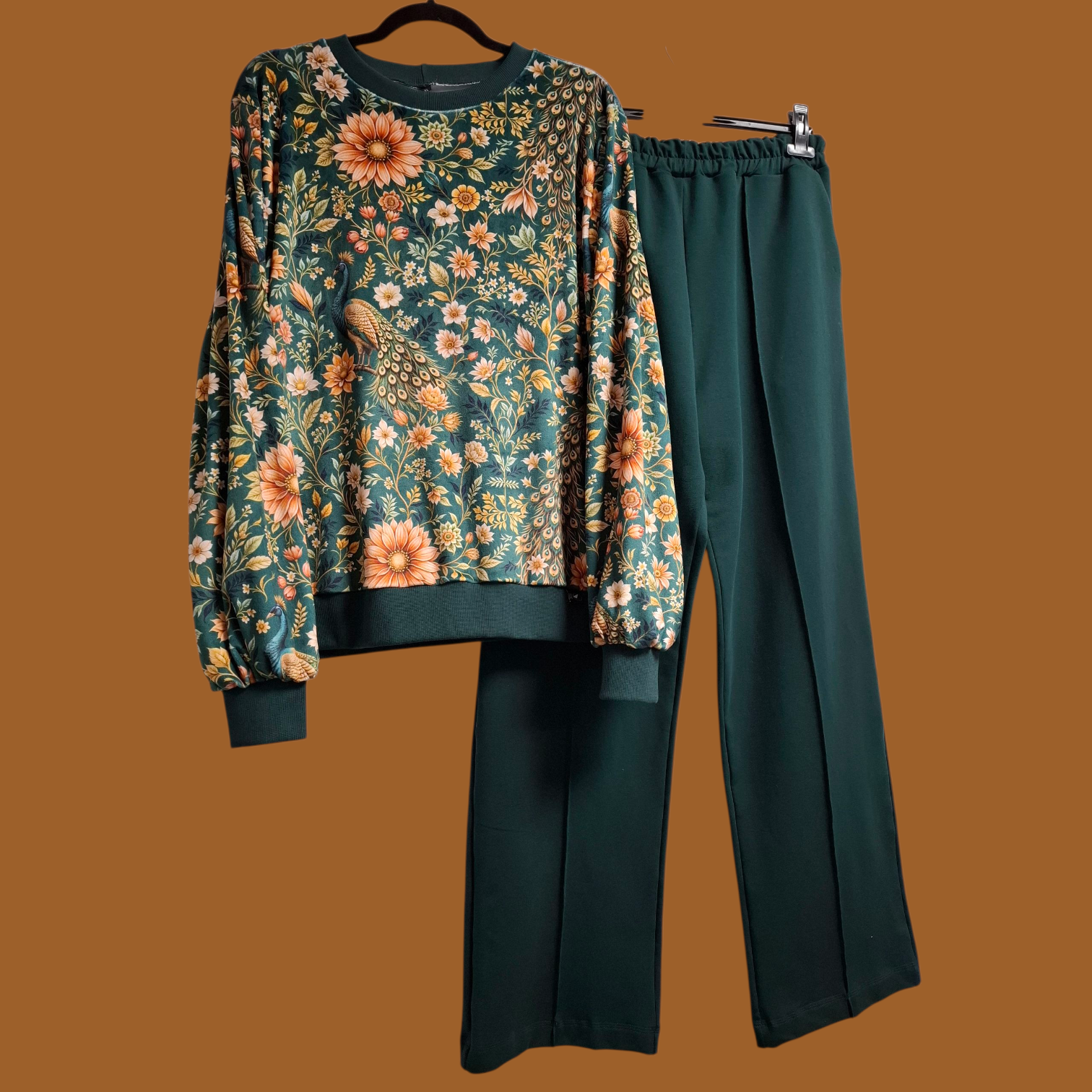 Laisvalaikio kostiumas "Žalių povų raštai"