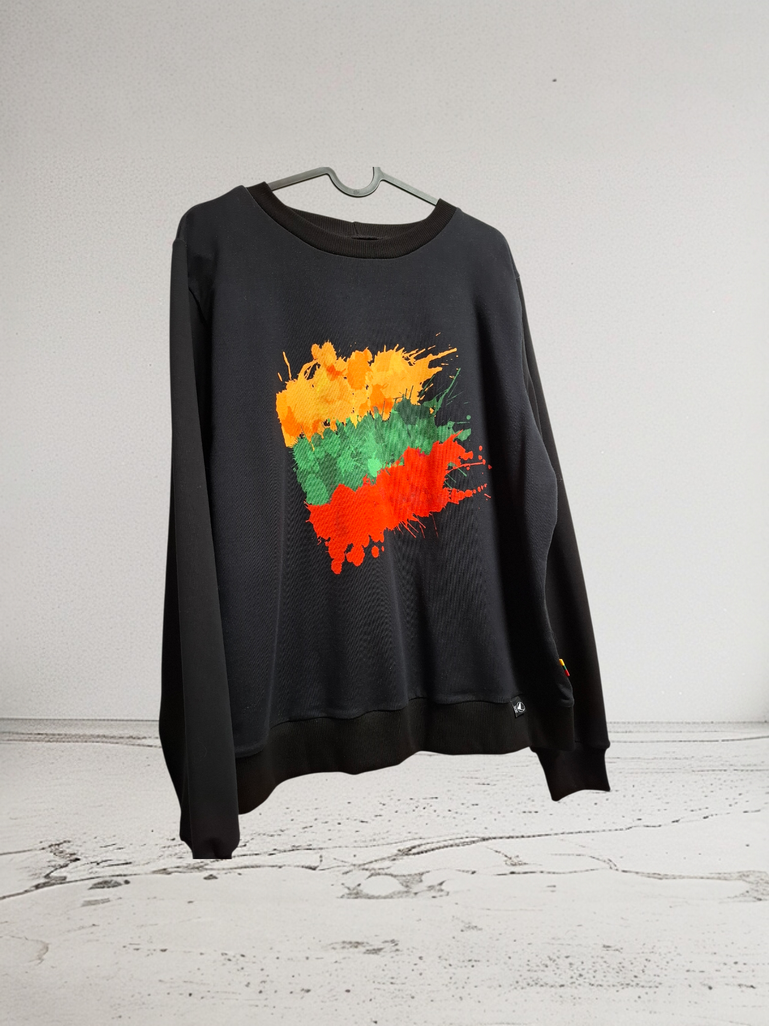 Juodas džemperis Trispalvė