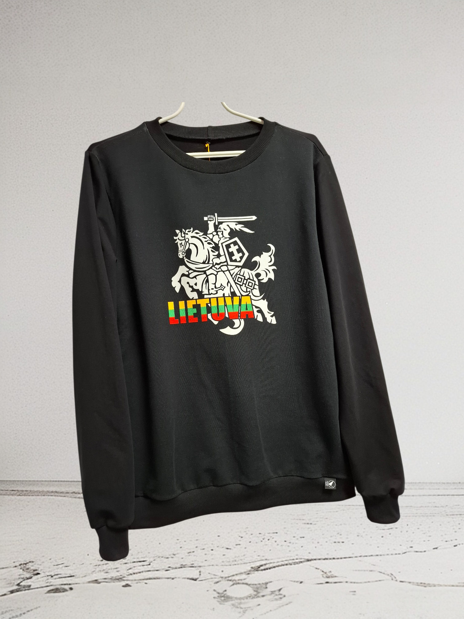 Juodas džemperis Vytis