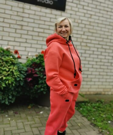 Koralų spalvos laisvalaikio kostiumas